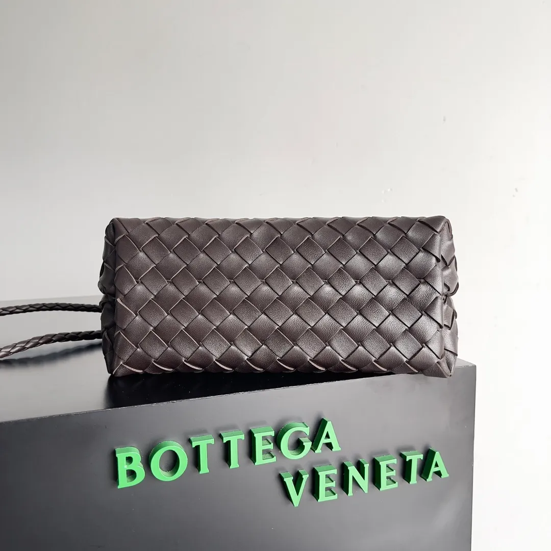The 2023 new Andiamo batch of 1860 BV has been shipped‼ ️Really popular🔥The new Andiamo woven handbag launched by Bottega Veneta this season is really popular all over the world! ! Celebrities at home and abroad have worn it, and Oscar-winning actress Michelle Yeoh has taken it out on the street. Song Jia, Trai Yara, Yu Feihong, Sanji Ayaka, Rosie Hunting-Whiteley, Yoshioka Riho, etc. have all picked up this bag. It is classic and versatile, showing off its temperament, and the bag capacity is also large, which is very convenient for daily commuting! ! A variety of carrying methods, the shoulder straps can be adjusted by yourself, the original lambskin feels soft and delicate, and the neutral style is made to break gender boundaries and bring a more practical and longer-lasting use experience. Andiamo, which has both elegant and casual styles, perfectly interprets the true appearance of "fashionable old money style". Style number: 743568 Size: 25*22*10.5cm